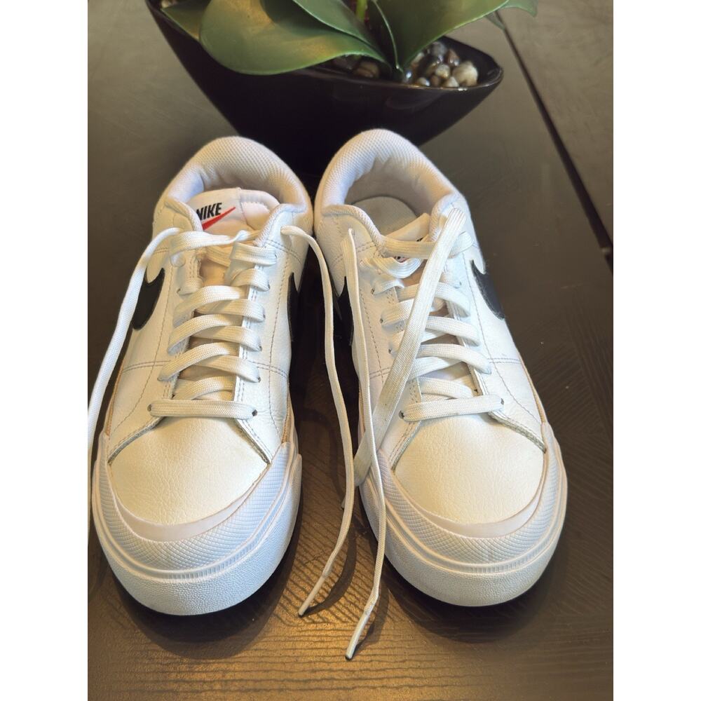 El producto en la imagen es el calzado Nike Court Legacy Lift para mujer 9.5 Us